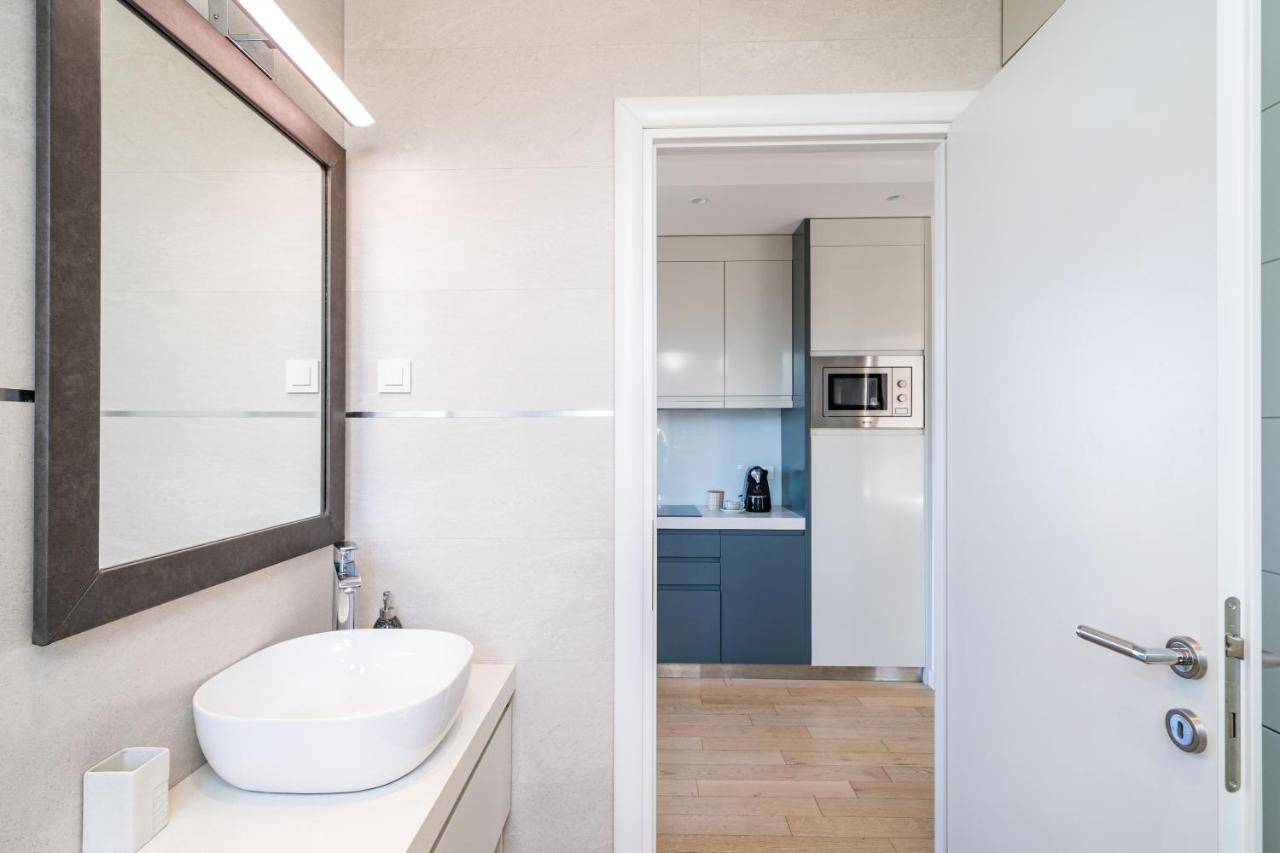 Crown - Emerald 1 Bd Apartment *